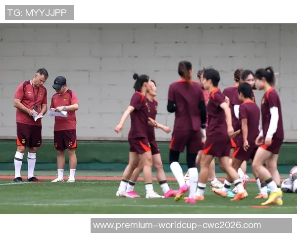 某足球队在一次训练中展现团队默契与个人技术的完美结合